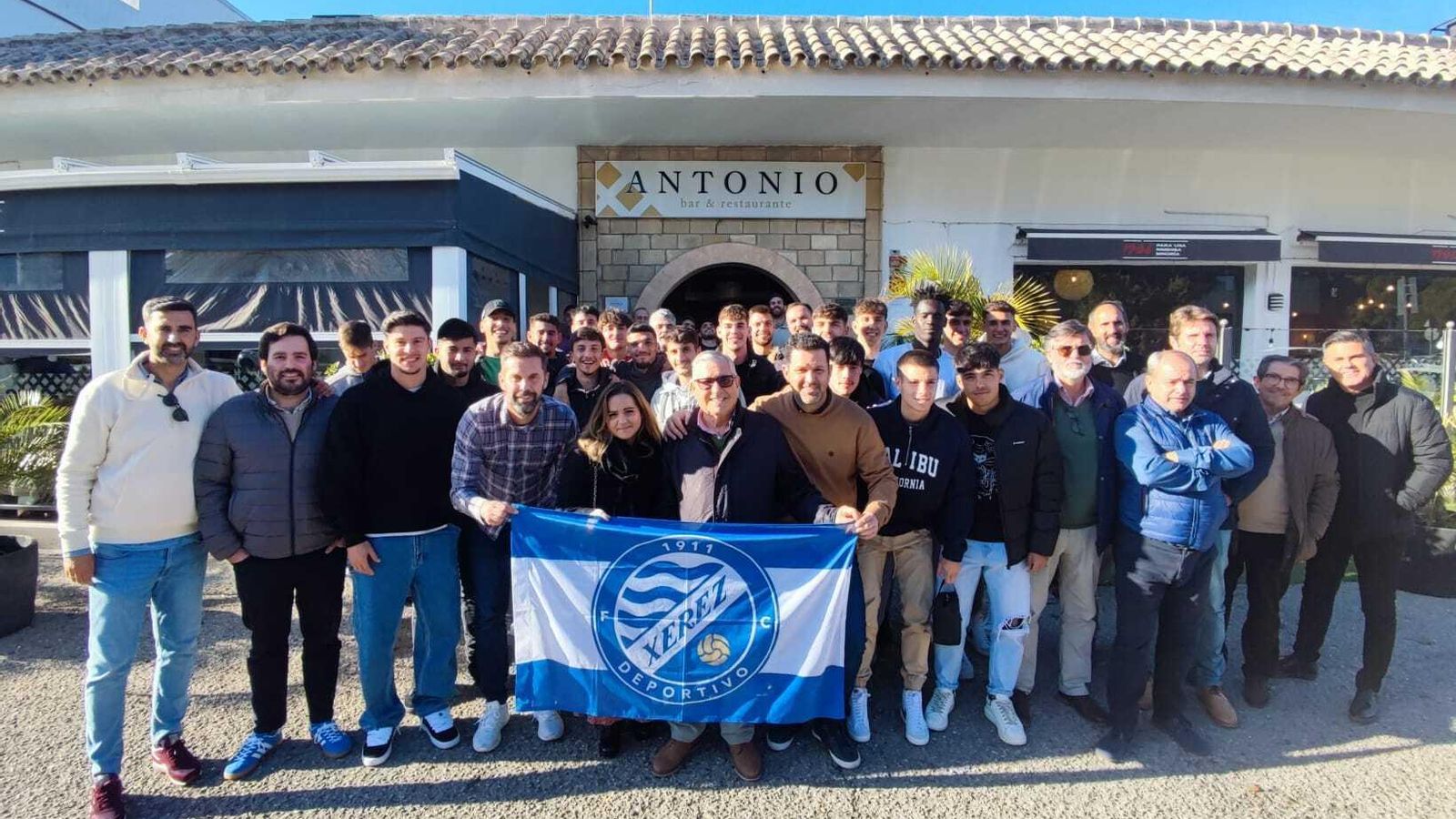 Foto de familia del Xerez DFC tras su almuerzo de convivencia.