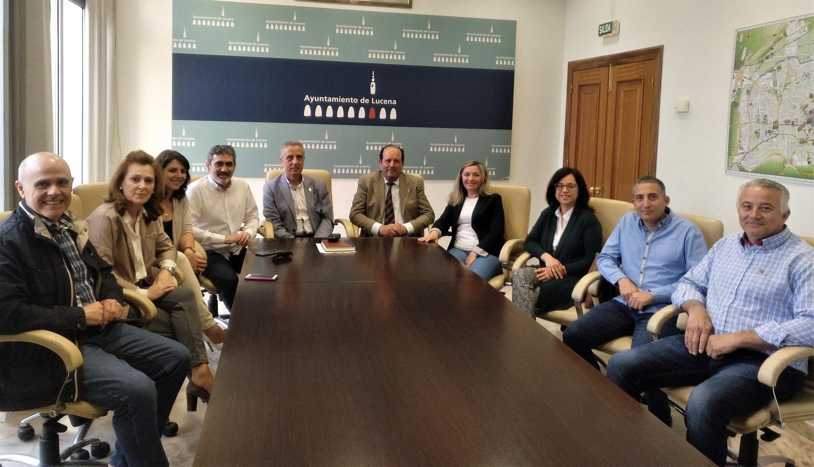 El alcalde, con la comunidad educativa y la oposición.