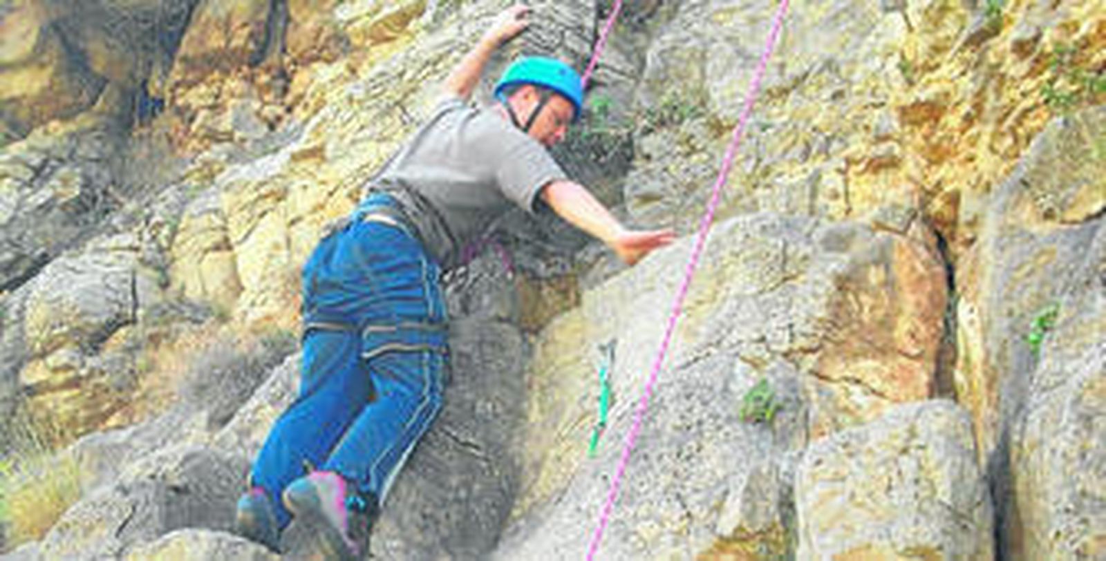Uno de los participantes del curso que ha tenido la oportunidad de escalar por el barranco de El salto del Gallo y las montañas de La Parra.