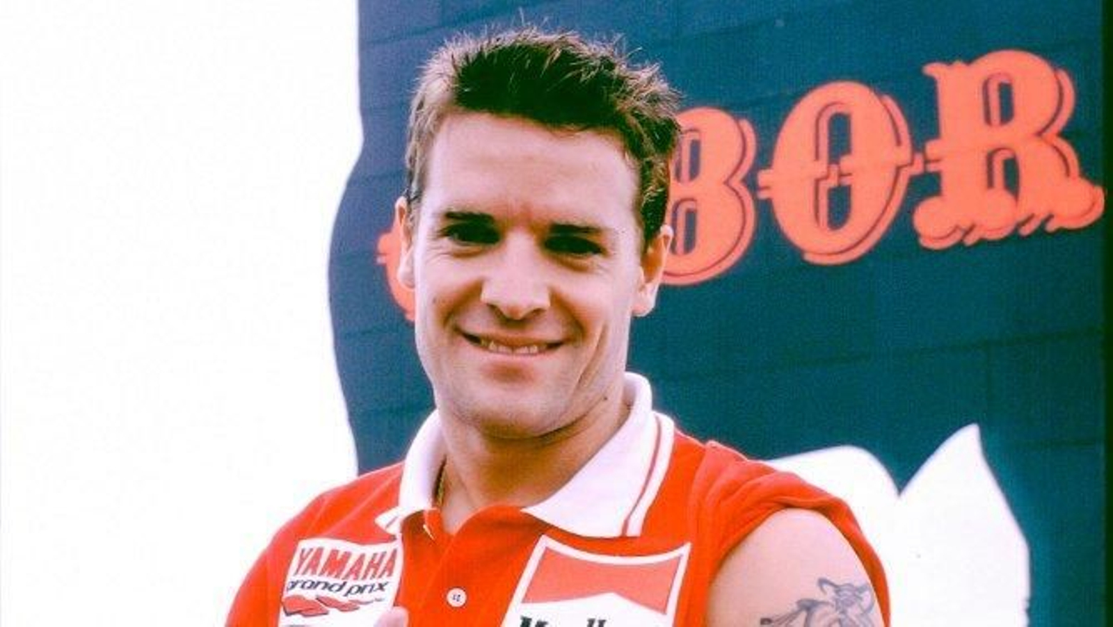 Carlos Checa, posando delante de un toro de Osborne.