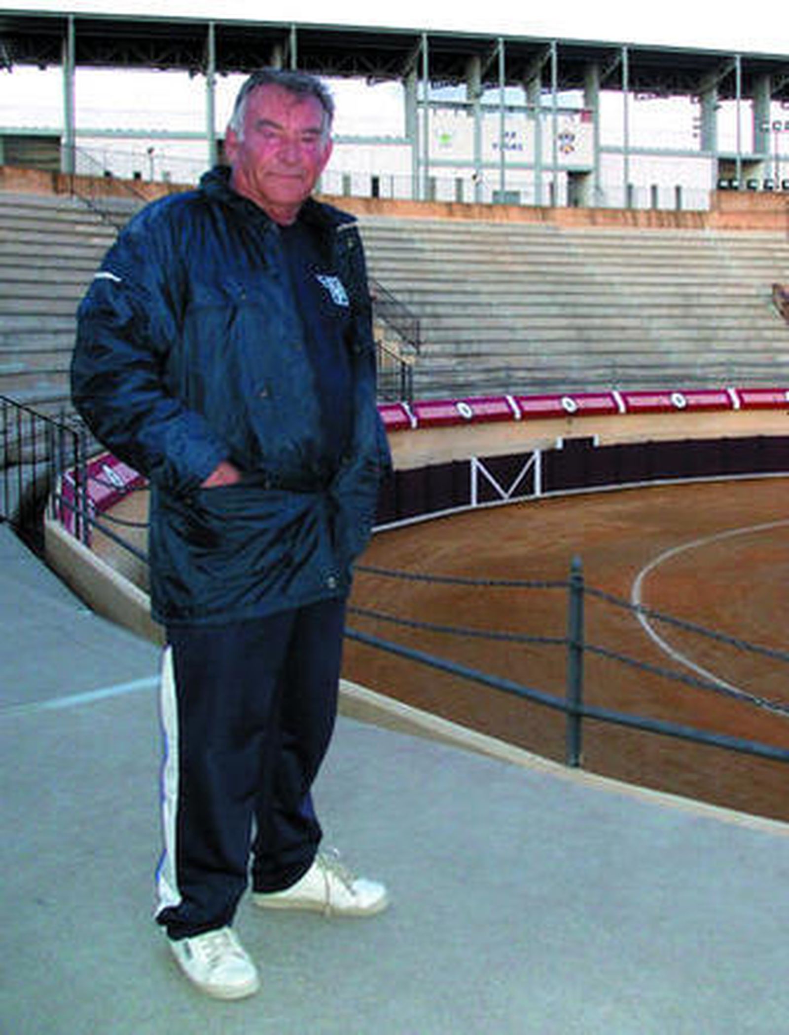 Paco, en la plaza toros con Las Viñas de fondo.