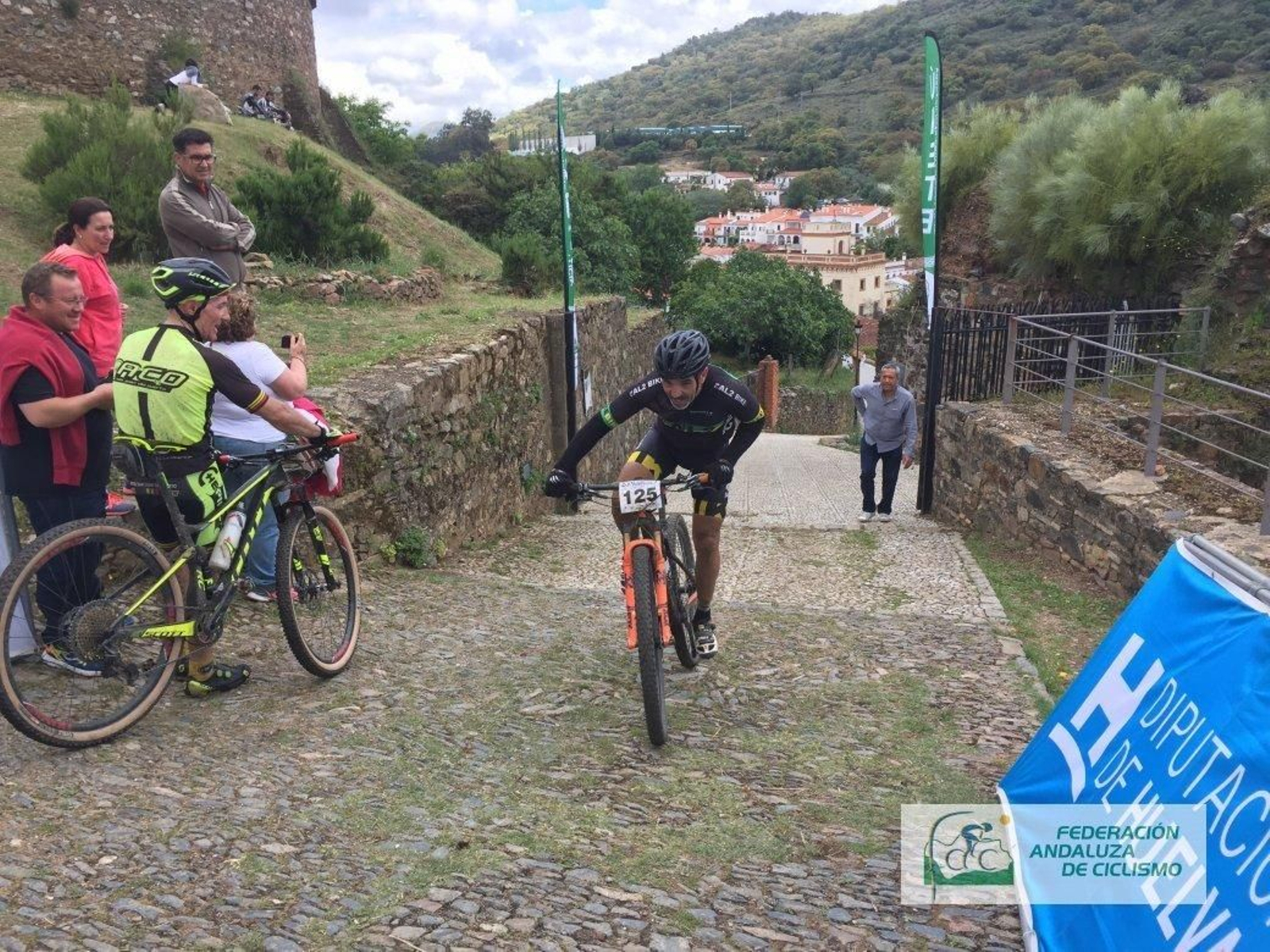 Dos momentos de la prueba celebrada el sábado en Almonaster la Real.