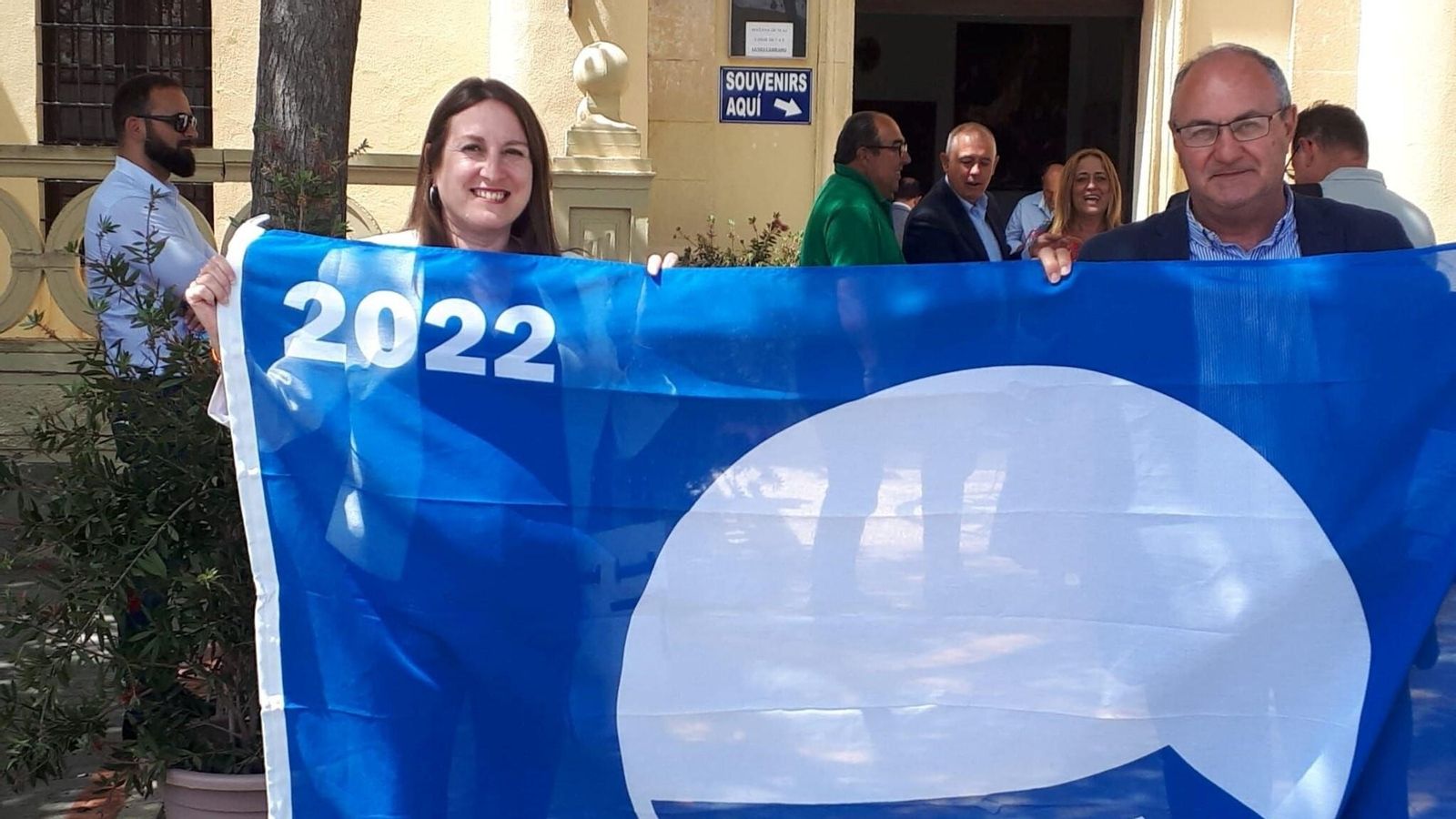 Los concejales Regla Moreno e Ignacio Bermejo, con la Bandera Azul concedida a la playa de Camposoto.