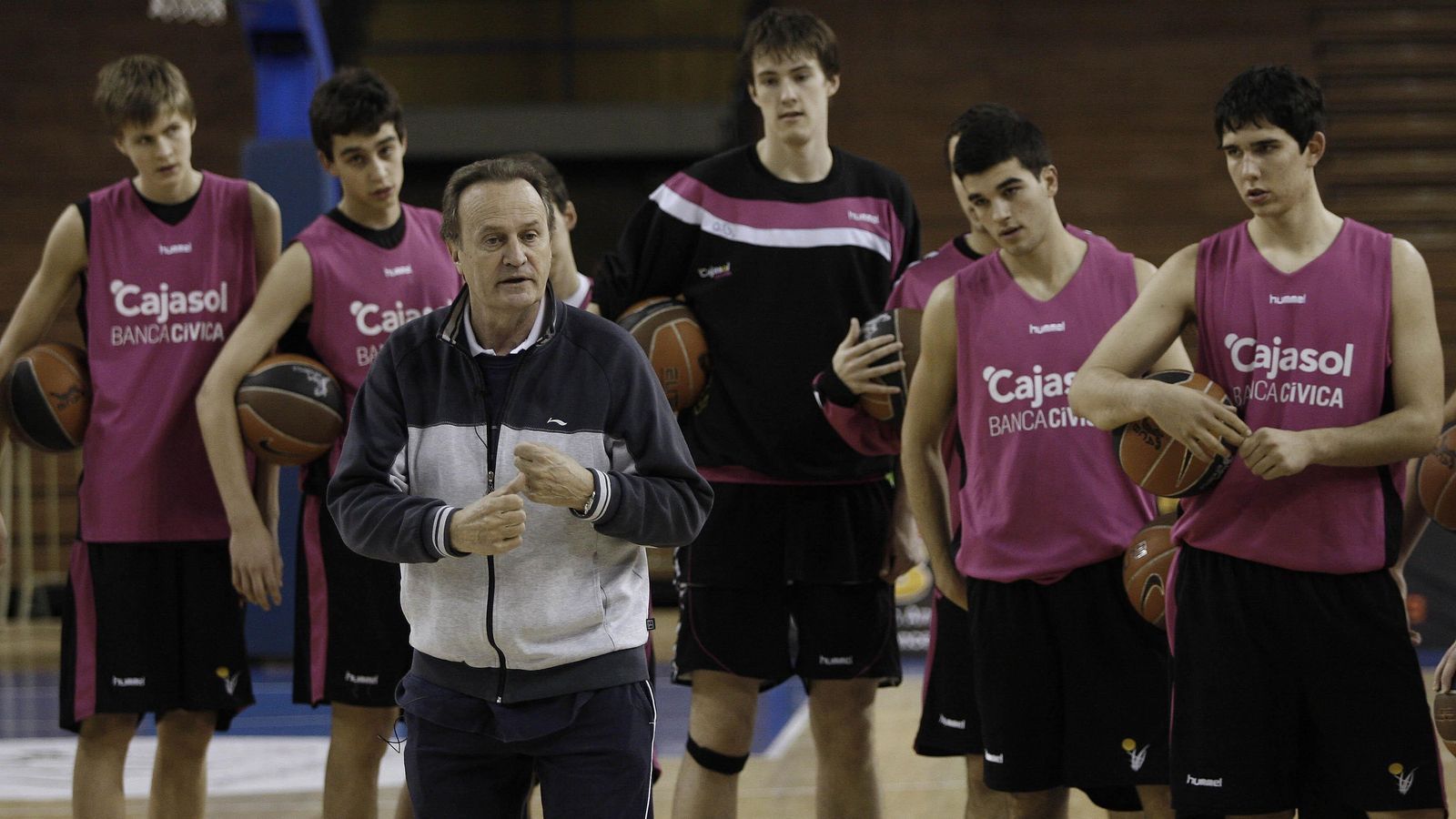 Porzingis, a la izquierda, escucha las lecciones de Aúto García Reneses.