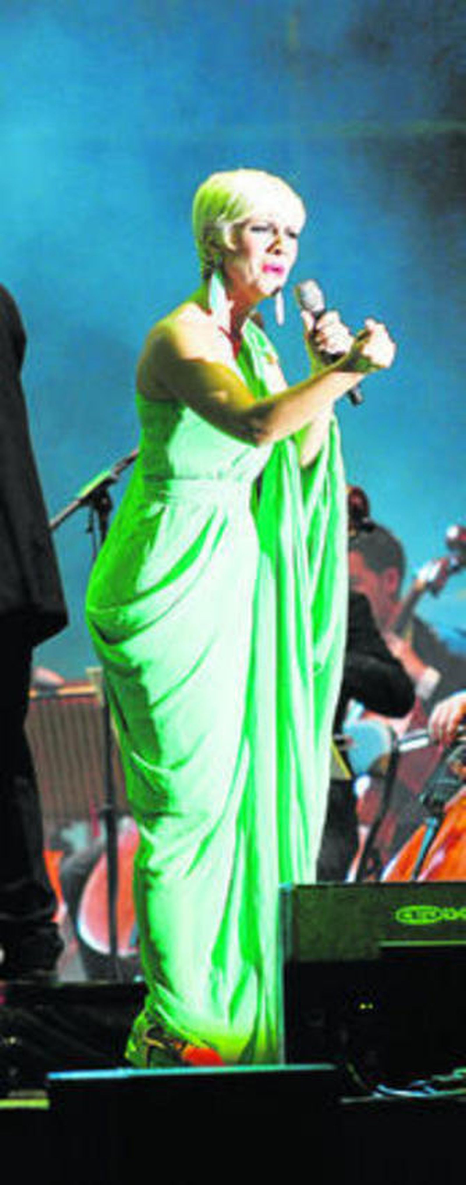 Pasión Vega interpretando 'Ojos verdes' con un gran sentimiento.