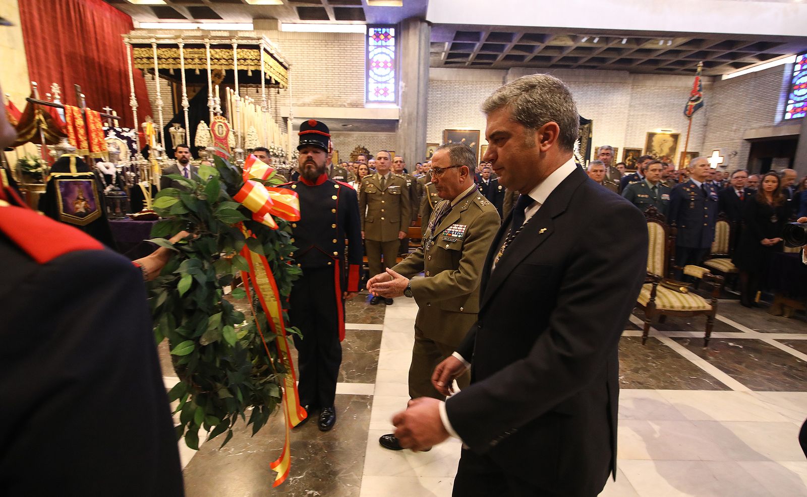 Emotiva ofrenda militar en Capuchinos