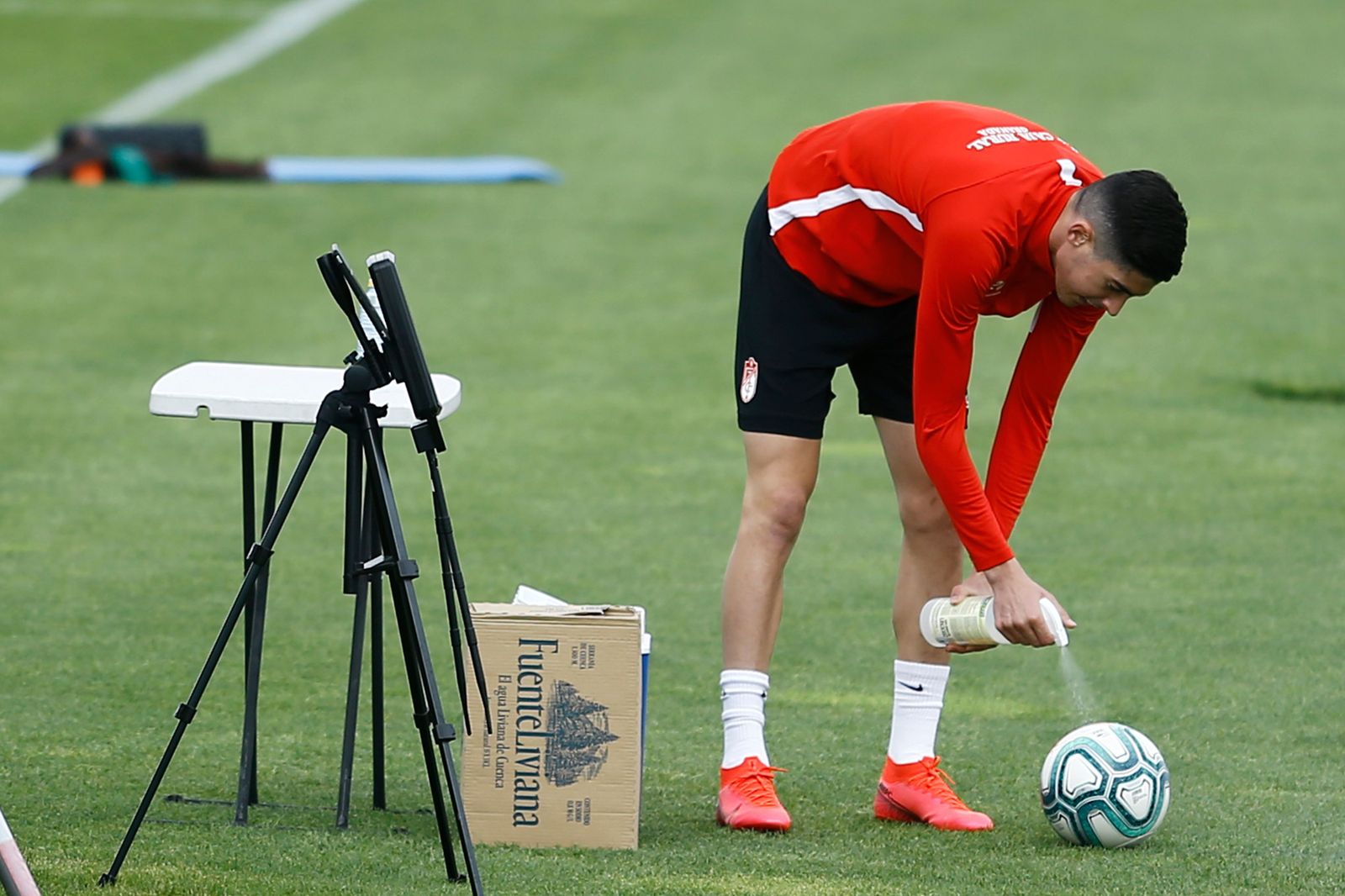Carlos Fernández desinfecta un balón en el entrenamiento de este domingo.