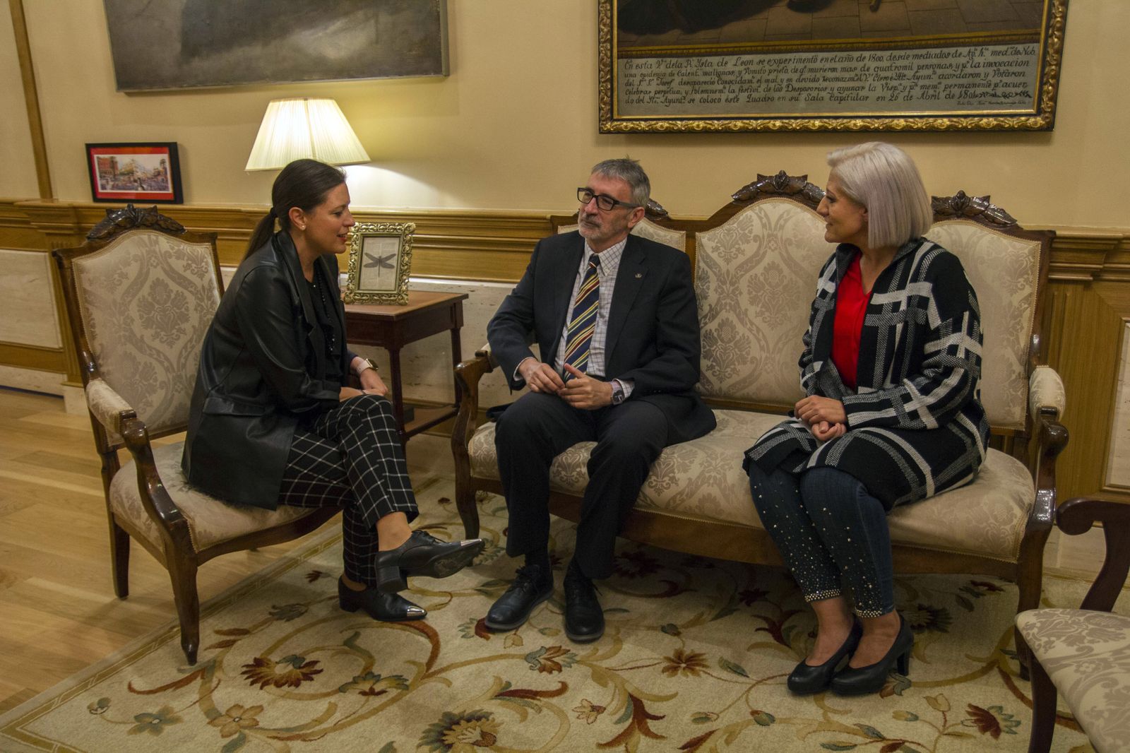 Cavada, Piniella y Foncubierta, de i. a d., en la sede de Alcaldía.