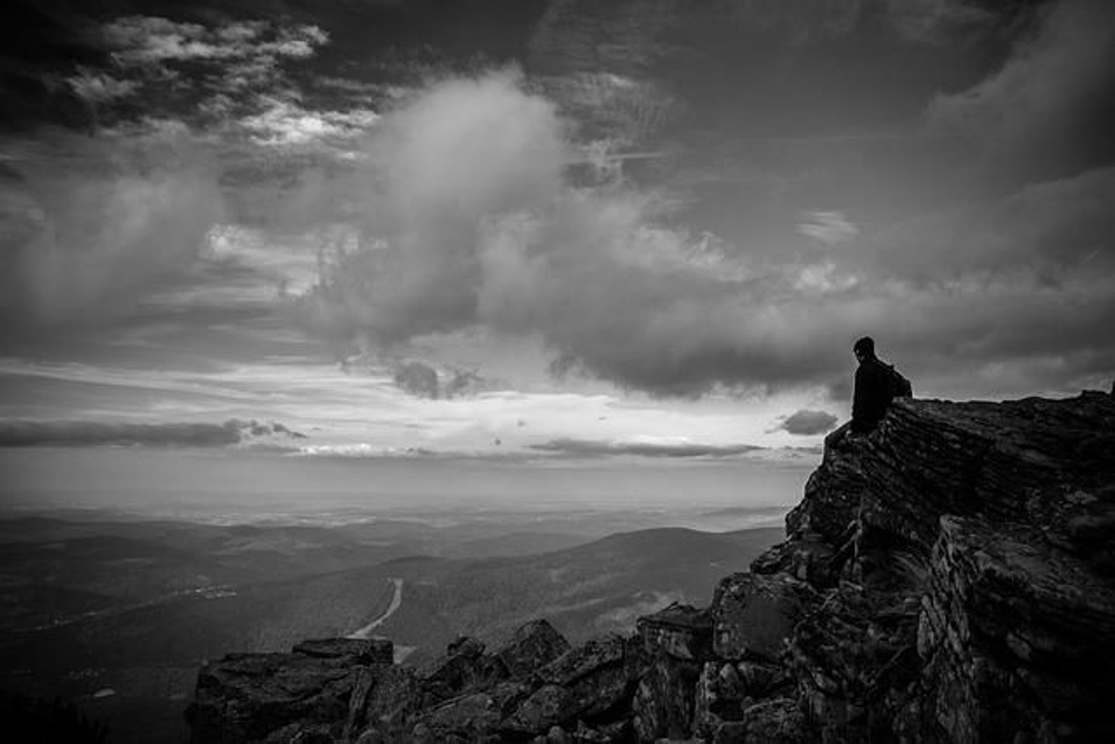 El autor denuncia la falta de acción política contra el suicidio.