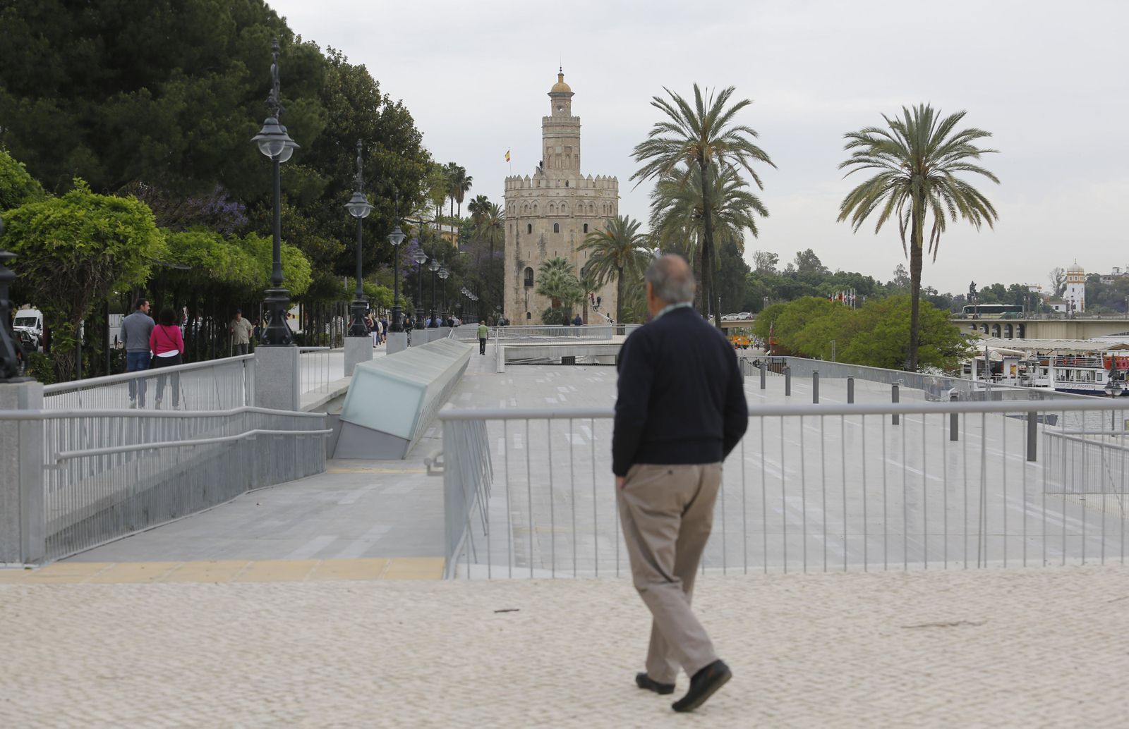 la gran explanada central del nuevo paseo, con la Torre del Oro al fondo, sin una pizca de verde ni de agua.