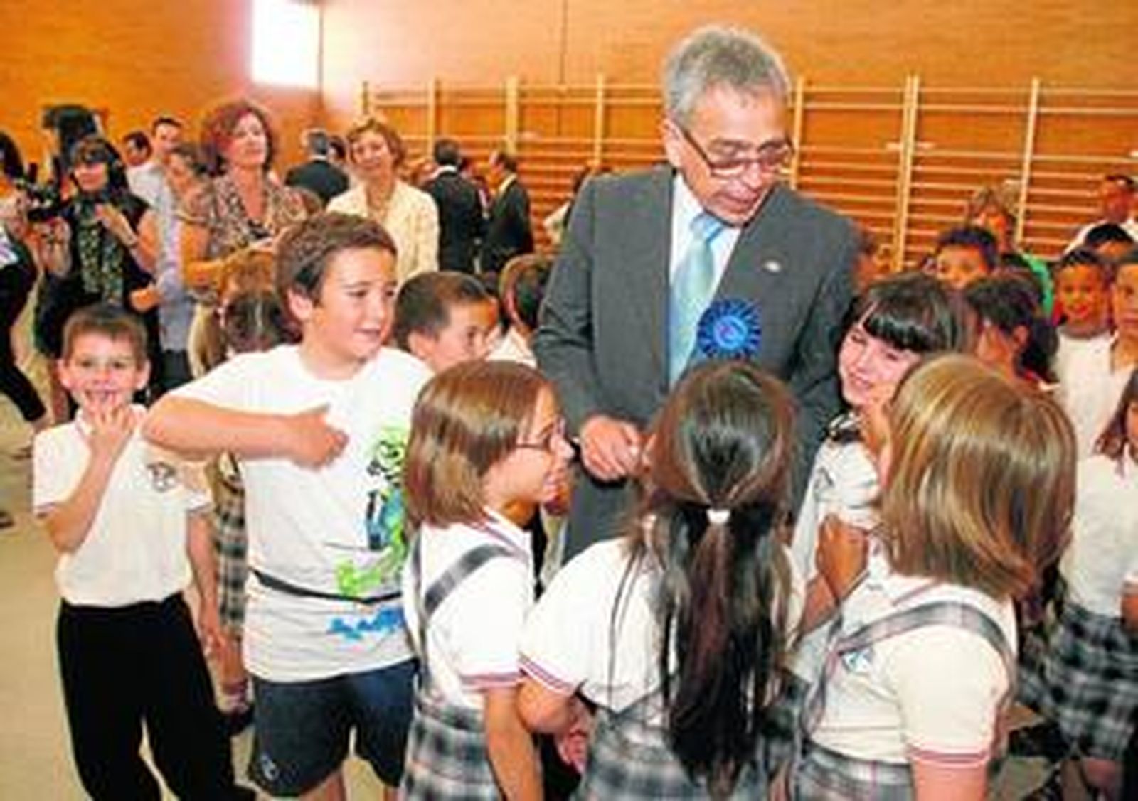 El investigador Ginés Morata rodeado de los alumnos en el colegio que lleva su mismo nombre.