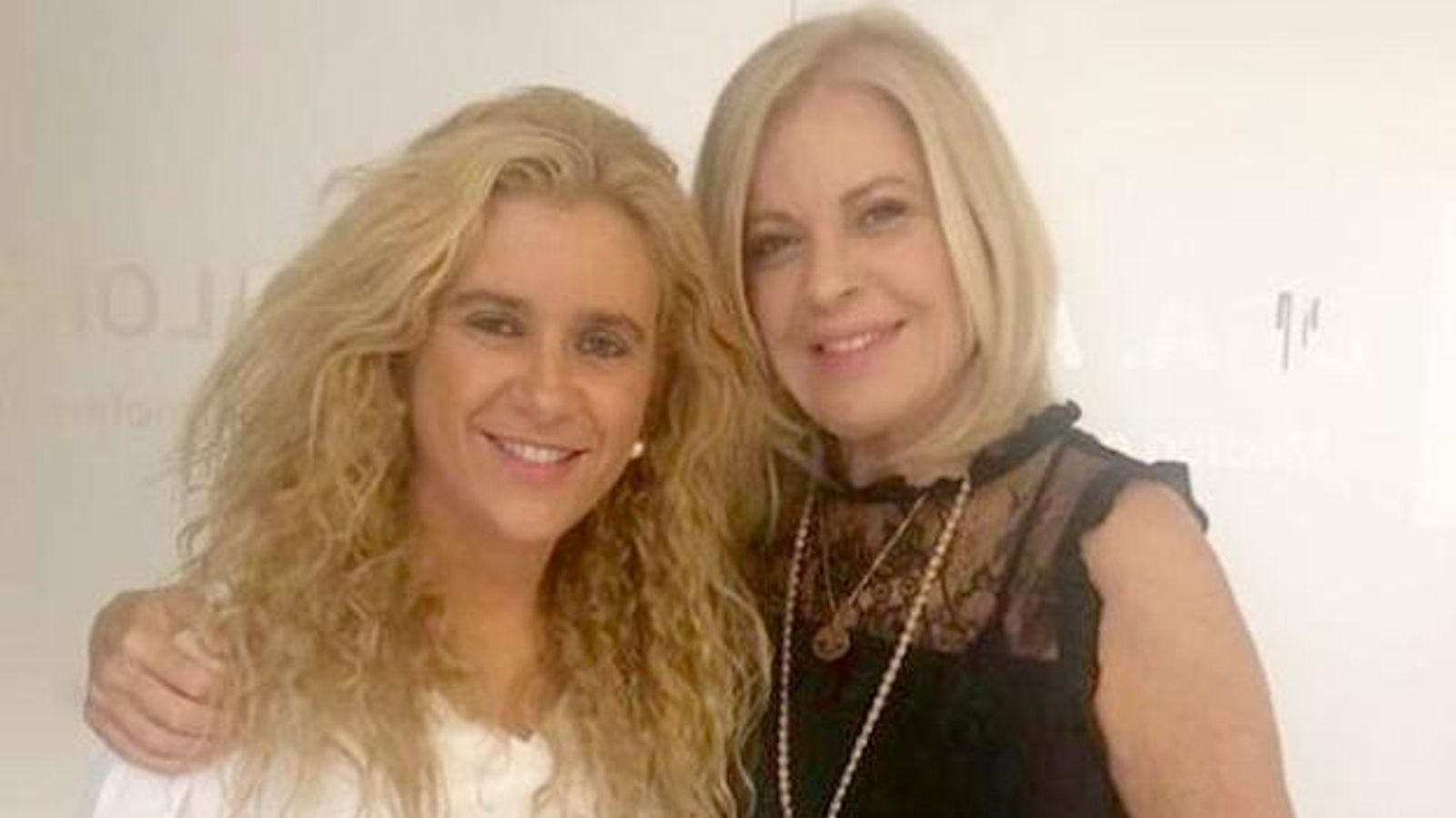 Bárbara, con la doctora leonesa que le ha realizado el 'retoque'