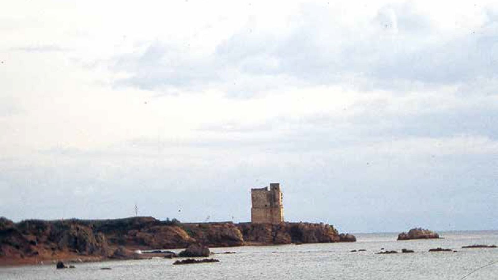 Proyección de la torre hacia el mar.