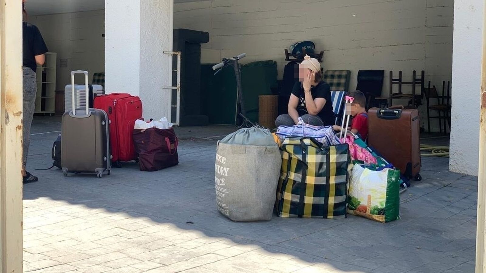 Algunos inmigrantes en el centro de acogida de Churriana.