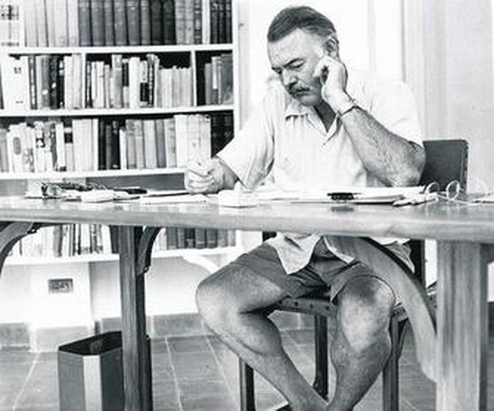 Hemingway, escribiendo en sus despacho.