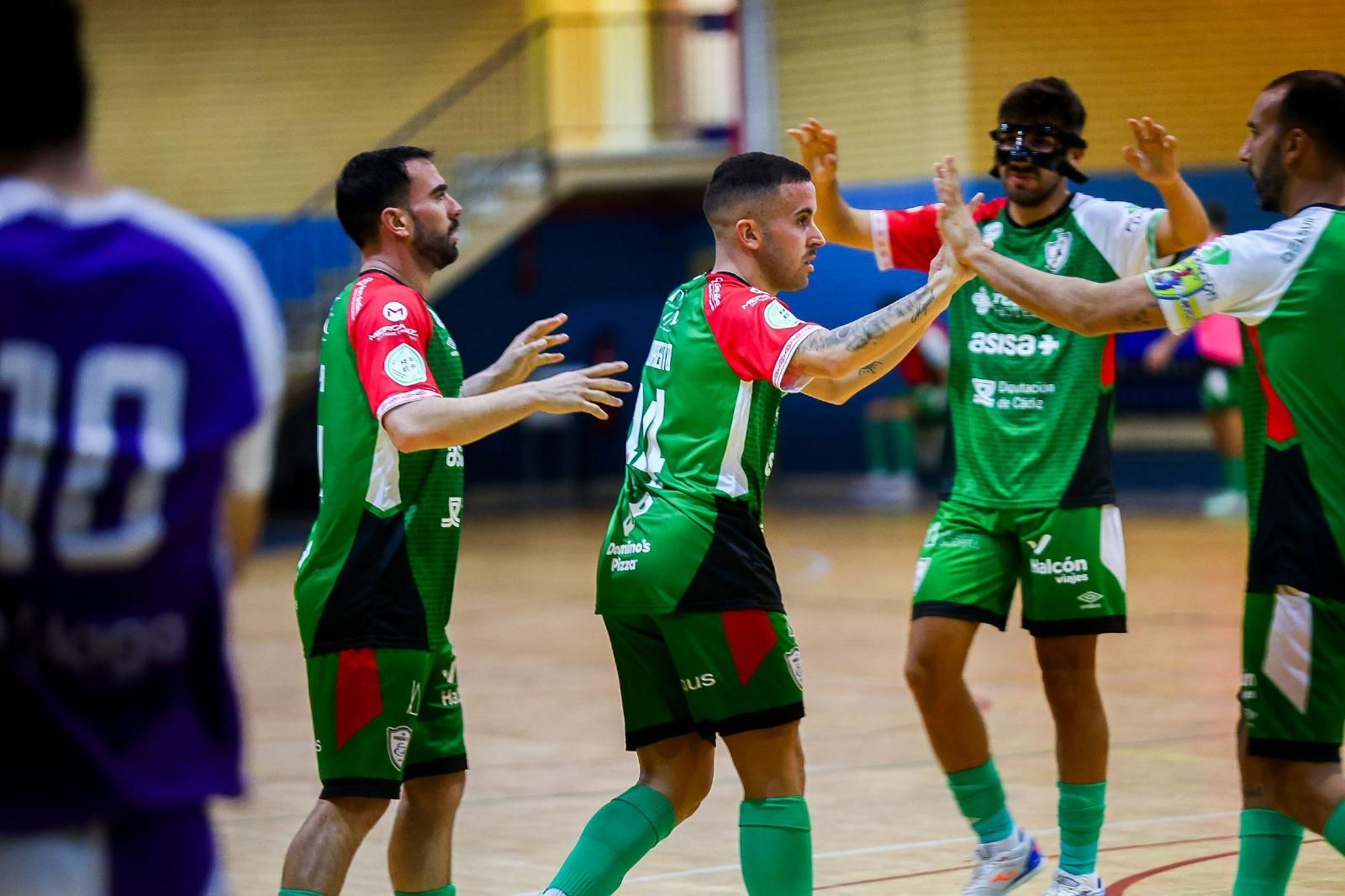 Los gaditanos celebran uno de sus goles.