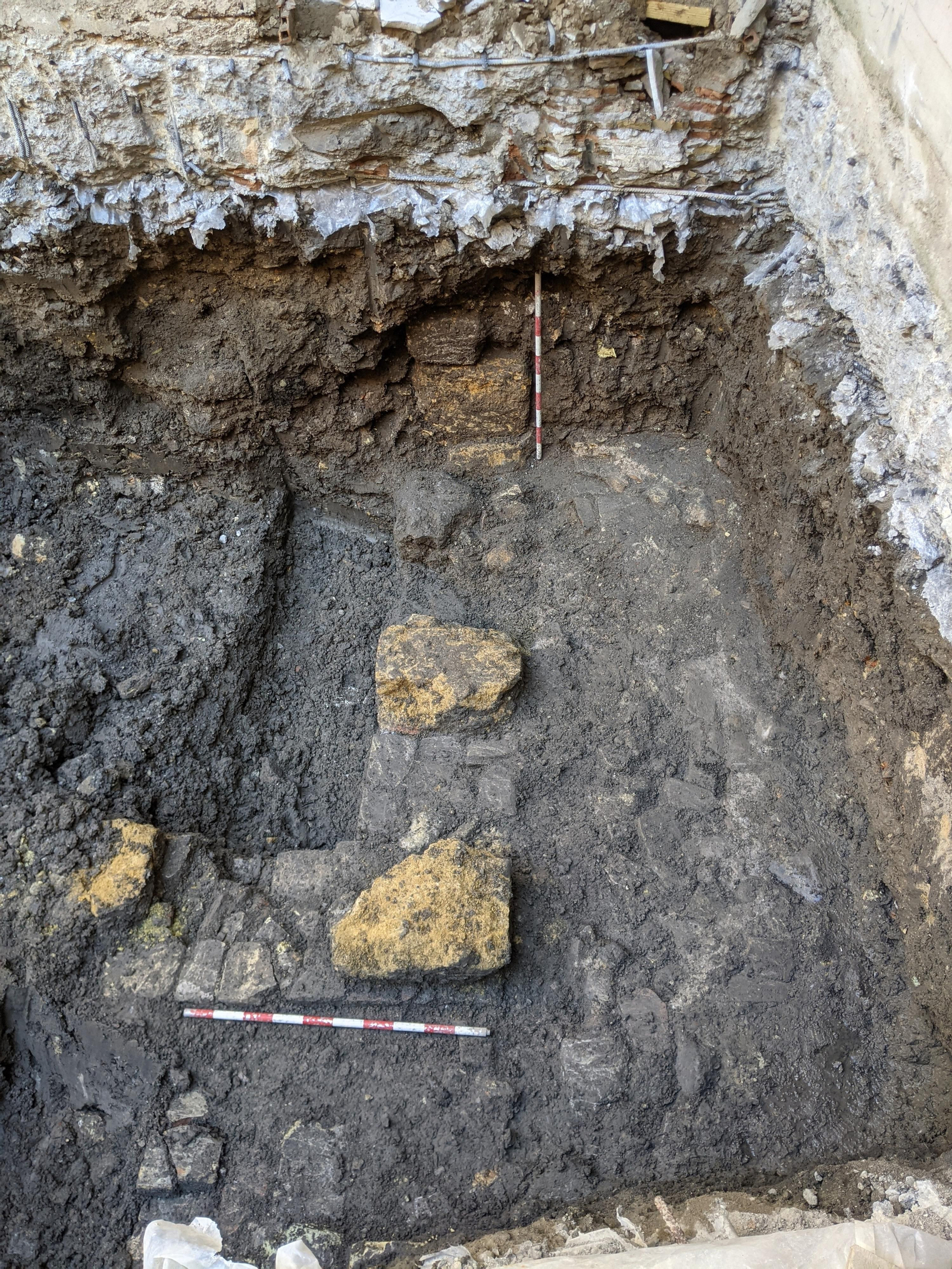 Vista del nivel de calle y el edificio del siglo V. A la derecha está la fachada de Alvarez Quintero.