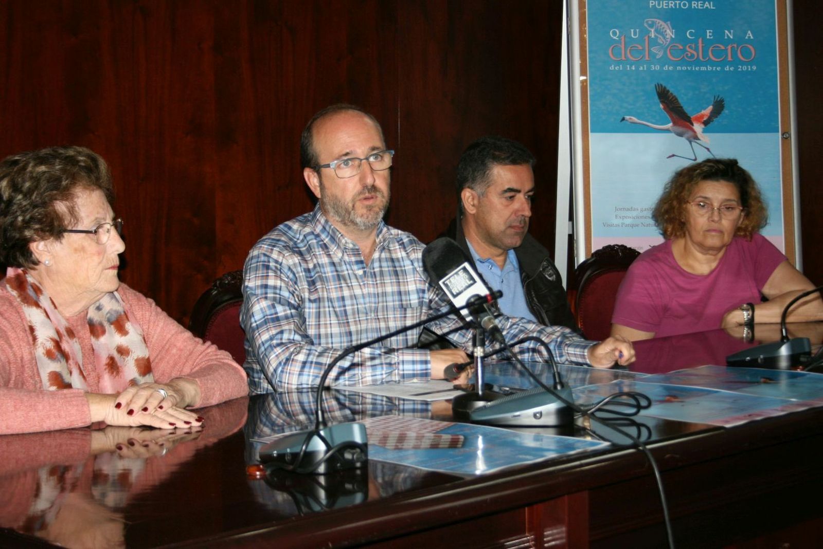 Manuel Izco junto a los participantes de la demostración culinaria, presenta los actos de la Quincena