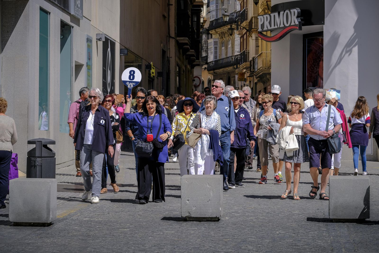 Turistas caminando ayer por zona peatonal en el transcurso de un tour guiado por la ciudad.