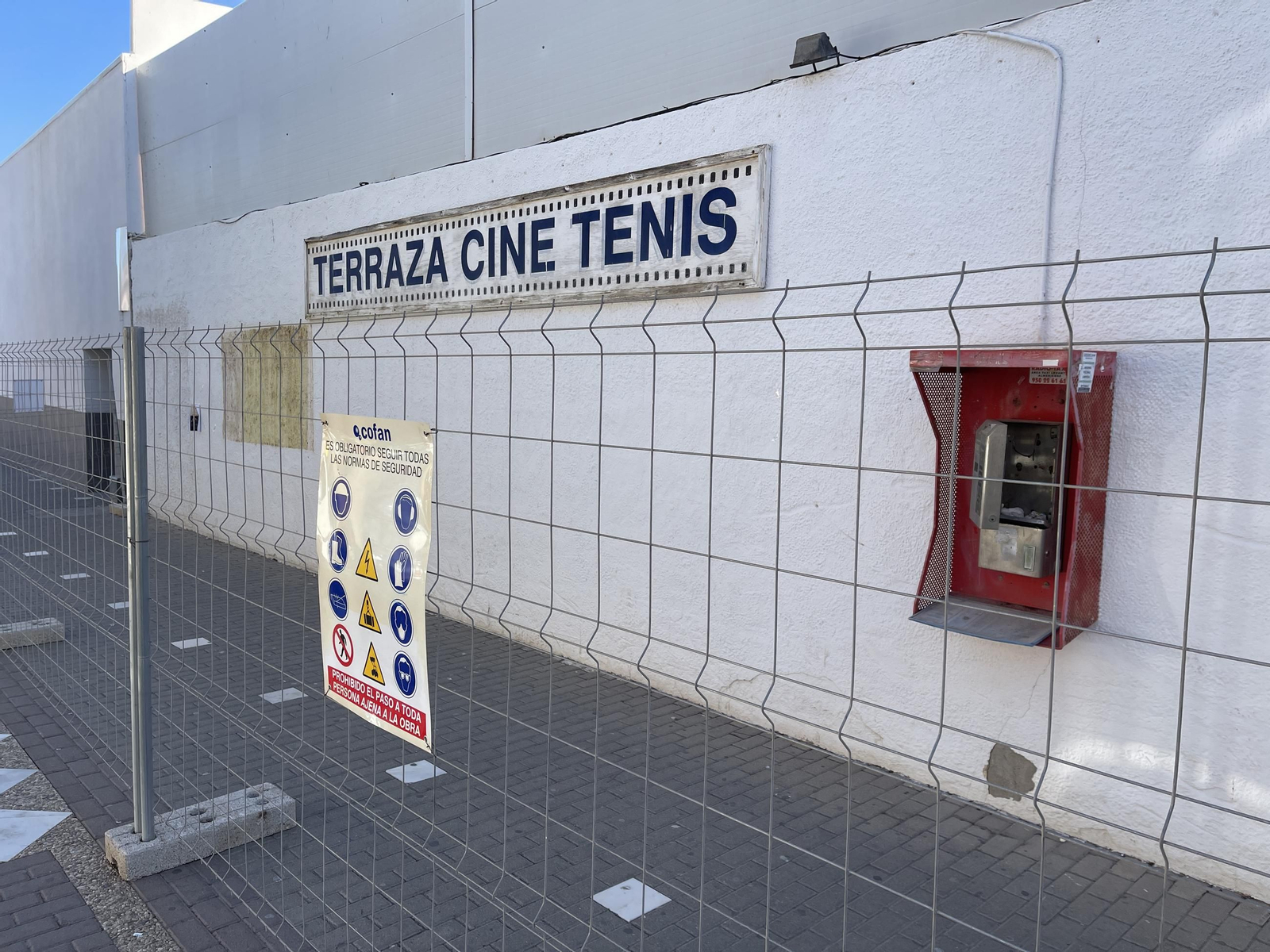 Las imágenes de la demolición del cine Tenis de Garrucha
