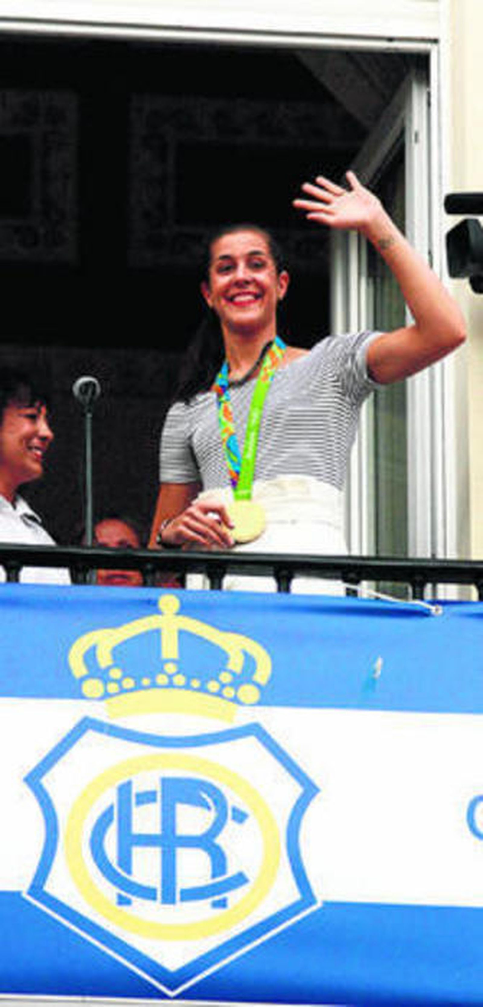 La campeona olímpica, emocionada junto a Elena Tobar en el balcón del Consistorio onubense.