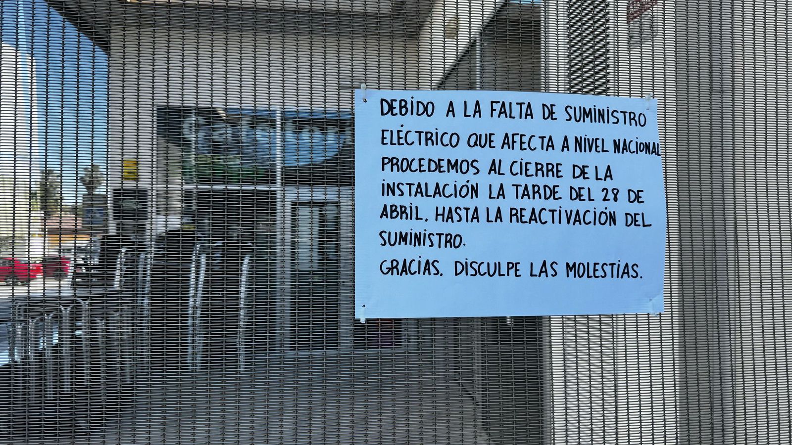 Algunos negocios pusieron un cartel en la puerta para avisar a los clientes del cierre