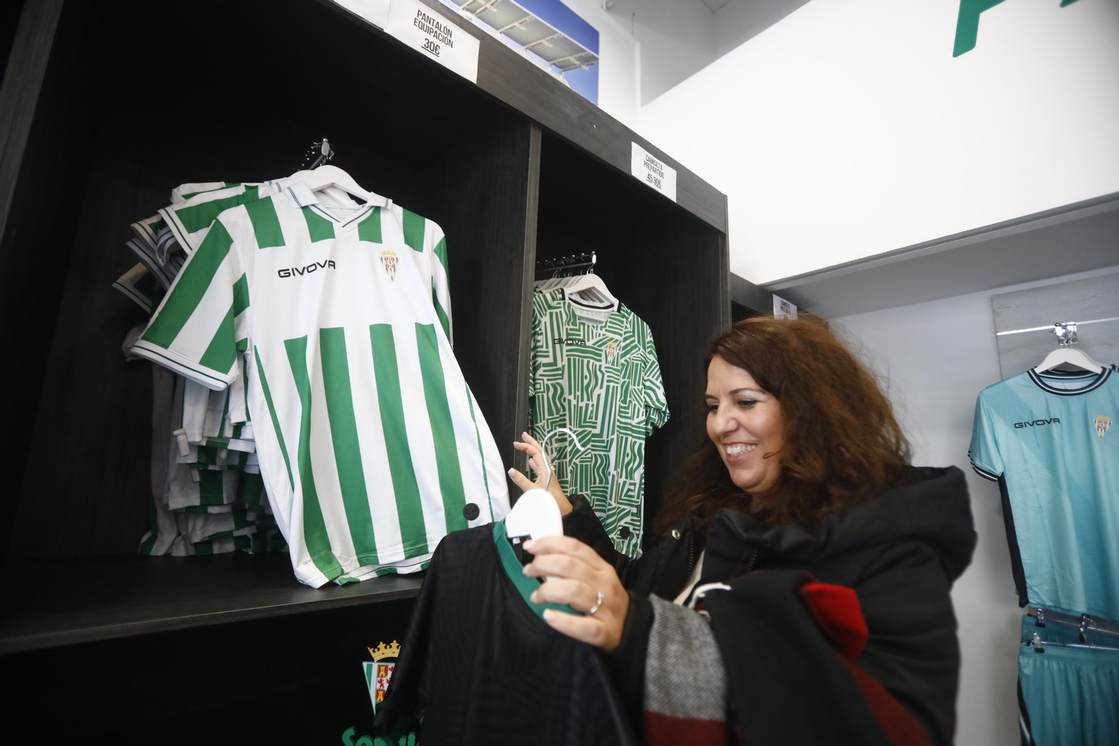 La venta de las equipaciones del Córdoba CF de esta temporada, en imágenes