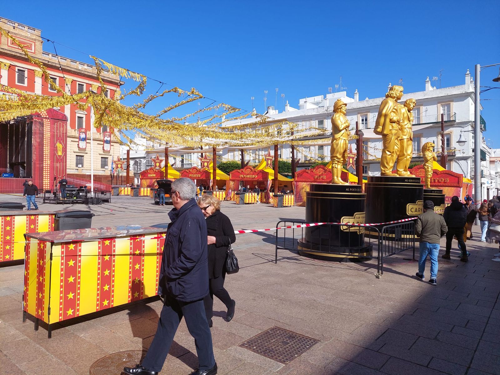 Las peñas, ultimando sus preparativos en la Plaza del Carnaval.