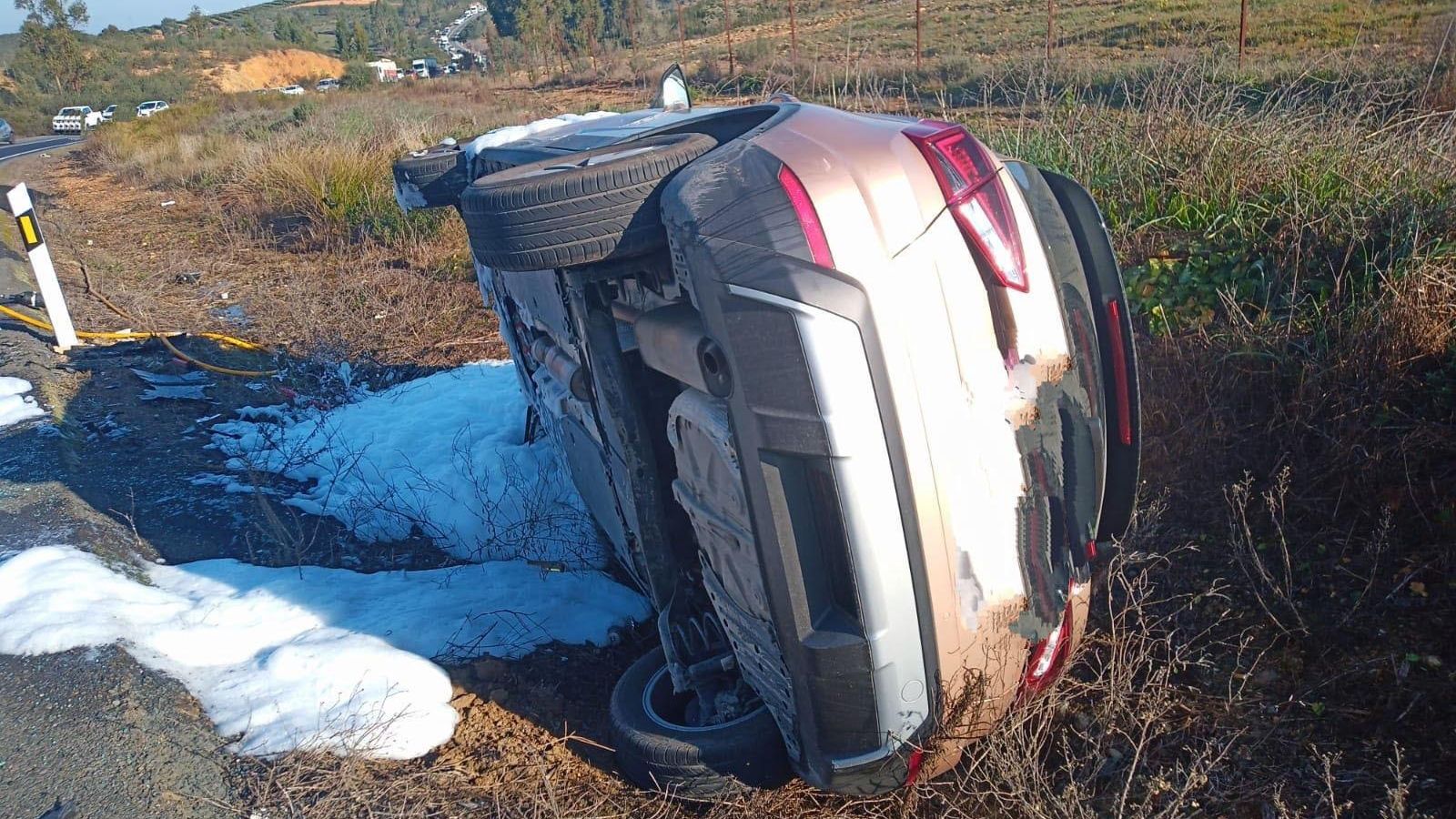 Uno de los dos turismos quedó volcado lateralmente en la cuneta
