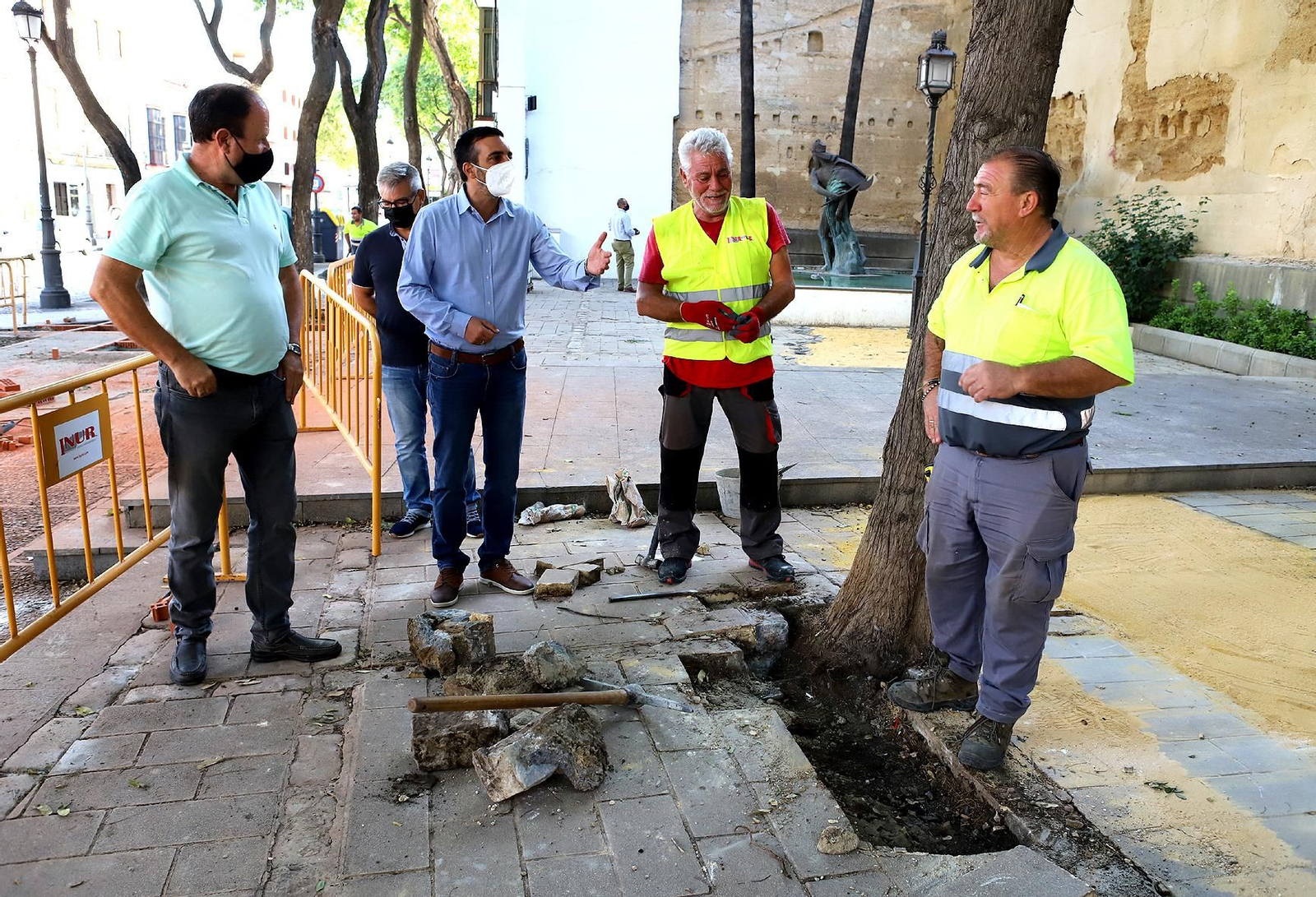 José Antonio Díaz durante su visita este miércoles a las obras de reparación del acerado en calle Ancha.
