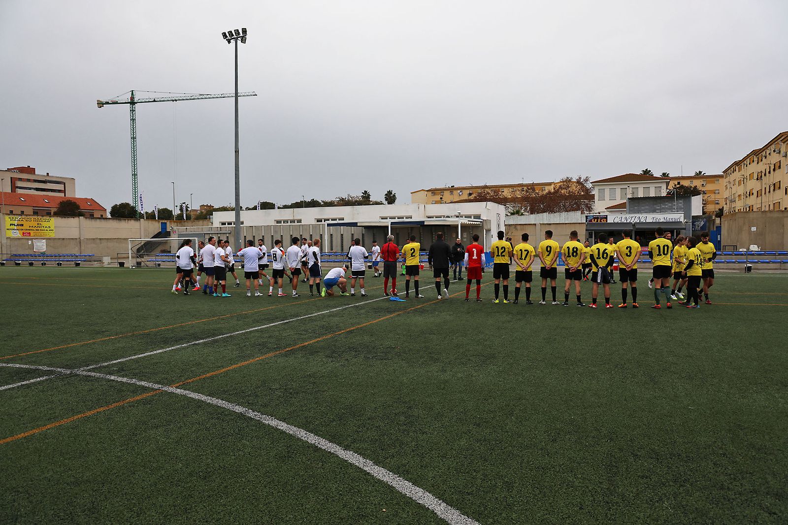 Periodistas y políticos disputan su tradicional partido navideño de fútbol