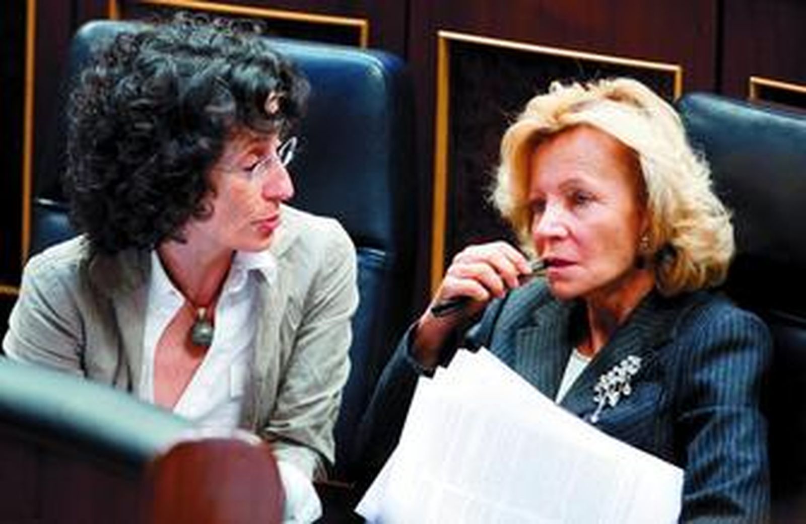 Mercedes Cabrera y Elena Salgado, ayer, en el Congreso.