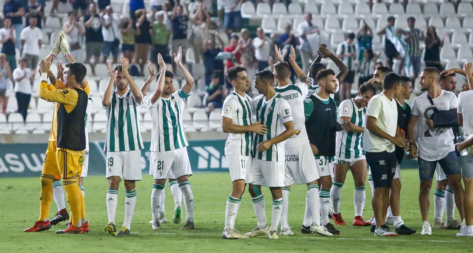 Los jugadores del Córdoba CF celebran a su afición al término de un partido en El Arcángel.