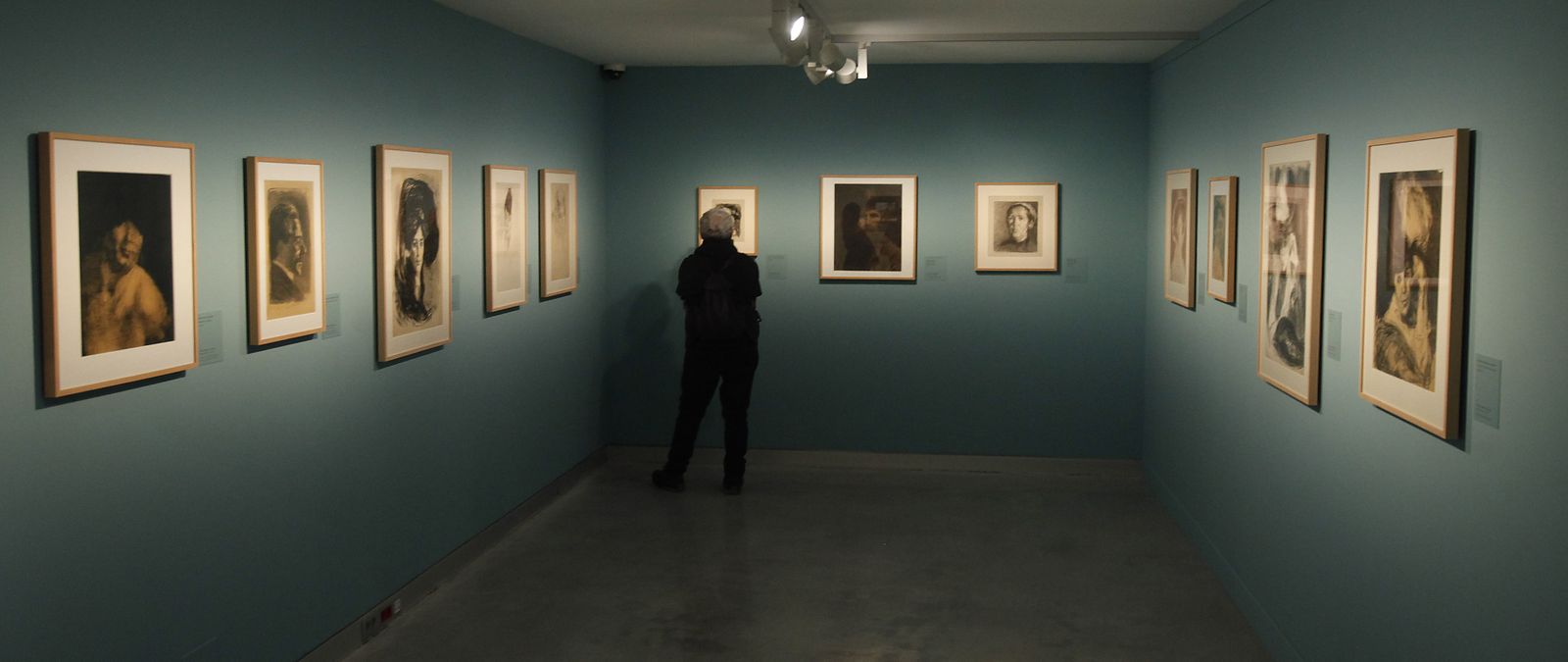 Un visitante contempla las obras expuestas en una de las salas de Caixafórum Sevilla.