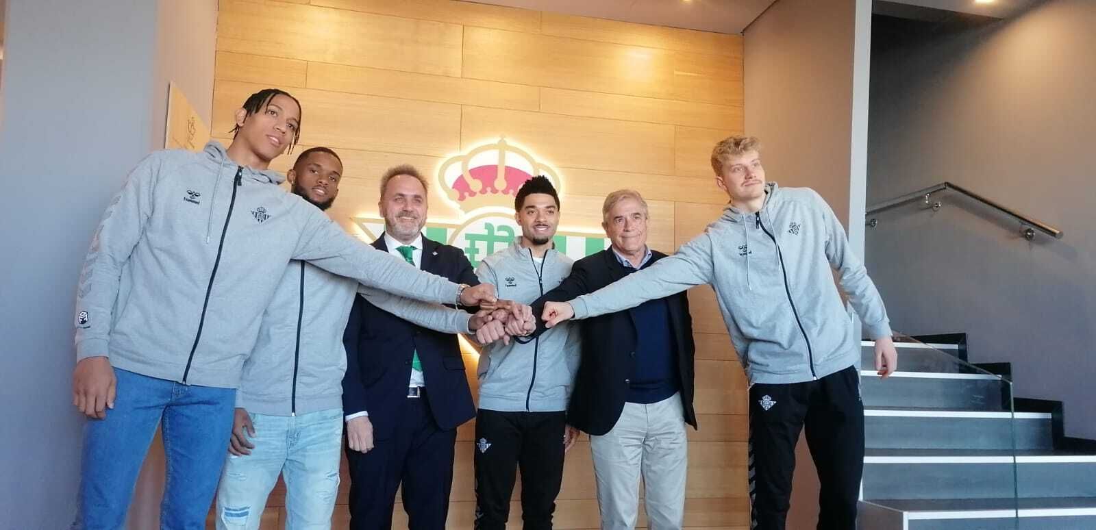 Fernando Moral y Berdi Pérez, junto a Tyson Pérez, Jean Montero, Josh Gray y Maronka.