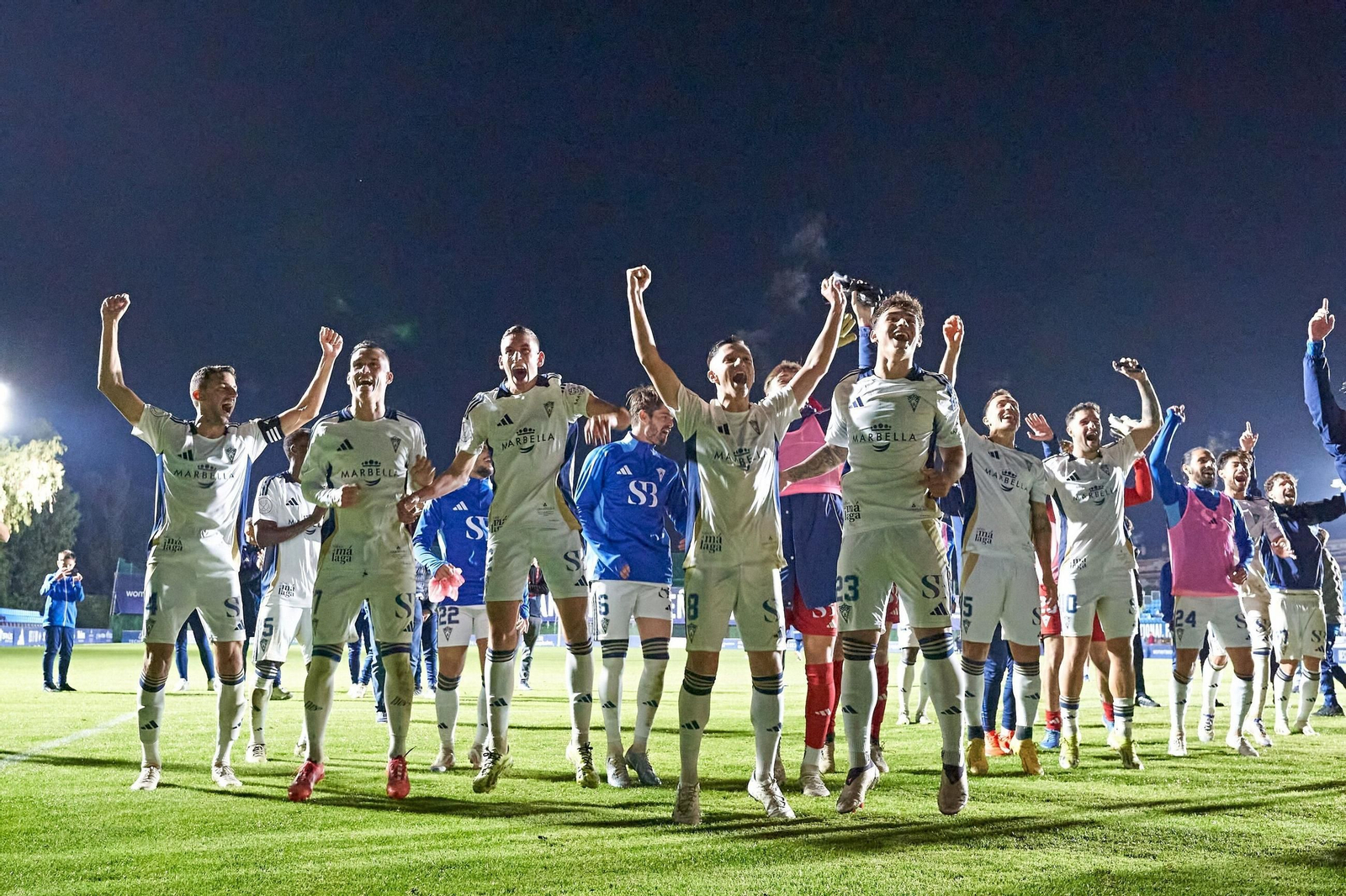 Los jugadores del Marbella celebran el pase a dieciseisavos tras eliminar al Burgos.