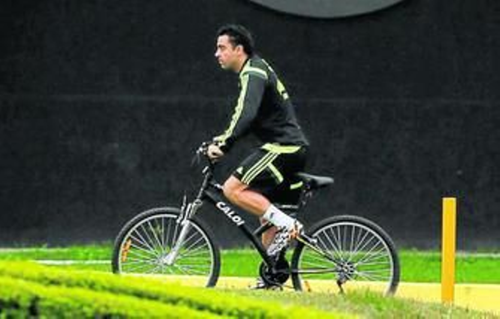 Xavi pasea en bicicleta durante un descanso tras un entrenamiento en Curitiba.