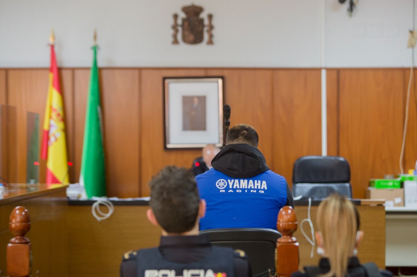 El Perniles, de espaldas, durante la celebración del juicio en la Audiencia.