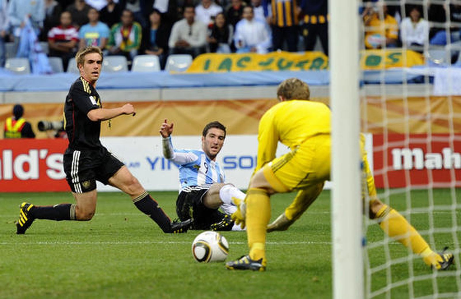 Alemania pone en evidencia a Argetina y obtiene el pase a semifinales. / Reuters