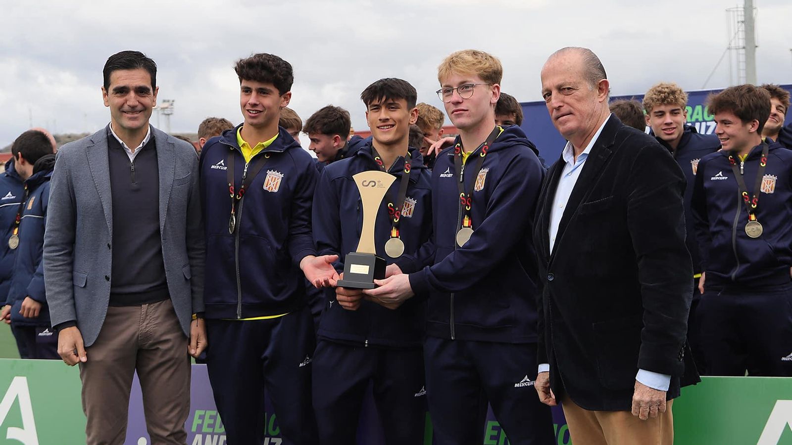 El alcalde alcalaíno, Marino Aguilera, y el presidente de la RFEH, Santiago Deó, entregan el trofeo de campeón a Cataluña.
