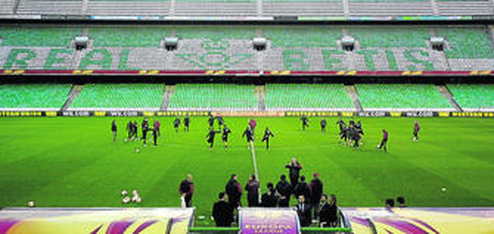 La plantilla del Rubin Kazán se entrena ayer sobre el césped del Benito Villamarín.