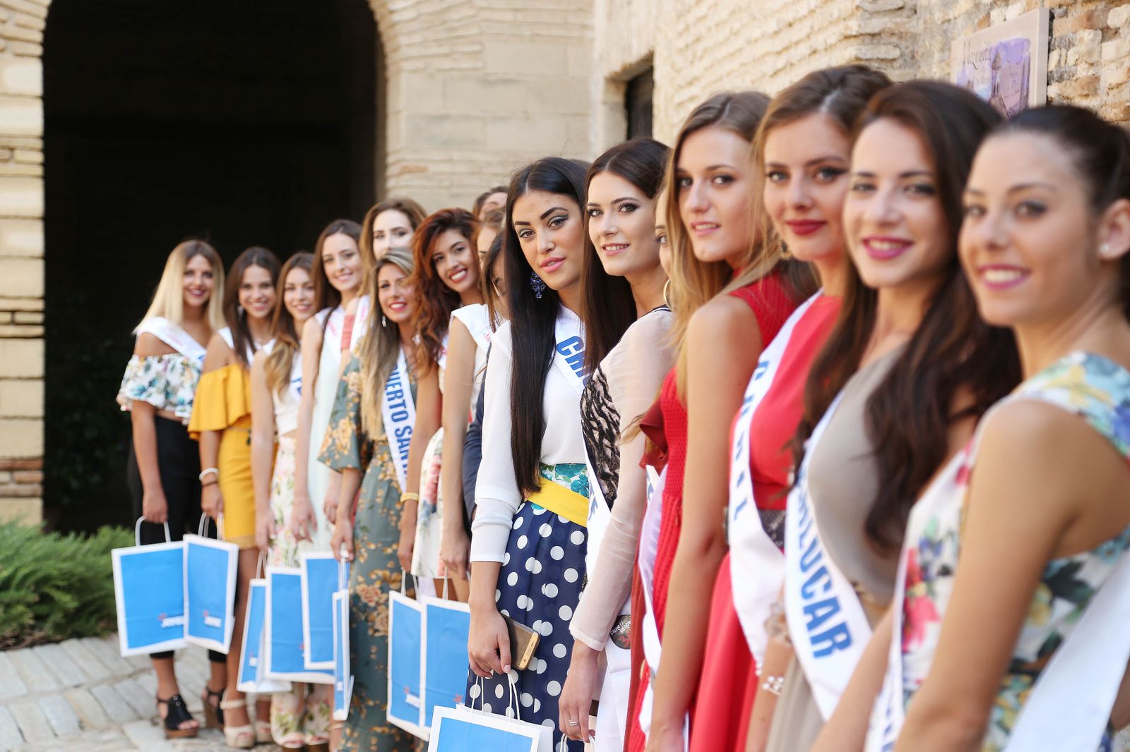 Las candidatas del concurso Miss World Cádiz 2017 posan ayer juntas tras la visita a El Alcázar.