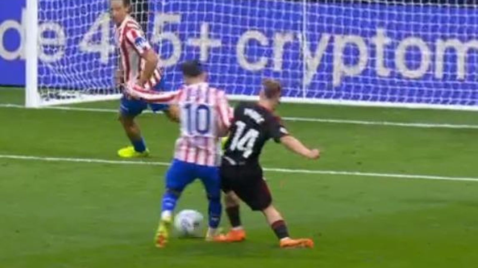 Álex Baena interpone su pie en el intento de remate de Peque (minuto 49').