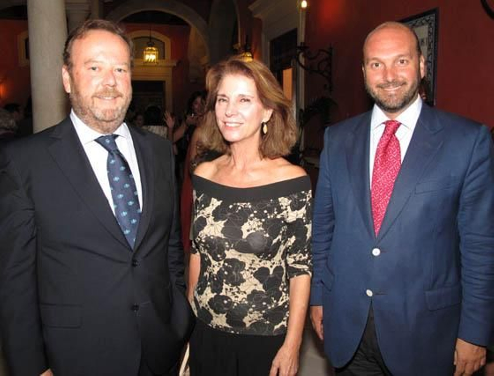 Pablo Beca, Isabel de León, marquesa de Méritos; y Curro Pérez, presidente de la Junta Municipal del distrito Triana.

Foto: Victoria Ramírez