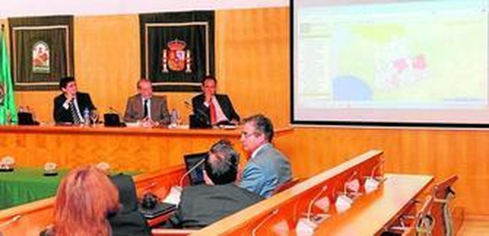 El presidente de la Diputación de Sevilla, Fernando Rodríguez Villalobos, en la presentación de las conclusiones del estudio sobre la biomasa en la provincia.