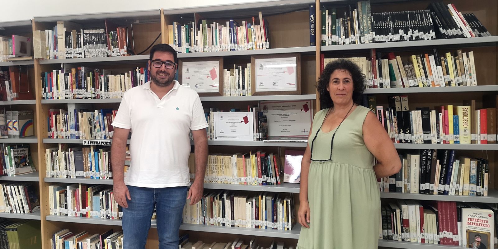 José Díaz, alcalde de Tabernas junto a Mercedes Úbeda, responsable de la Biblioteca.