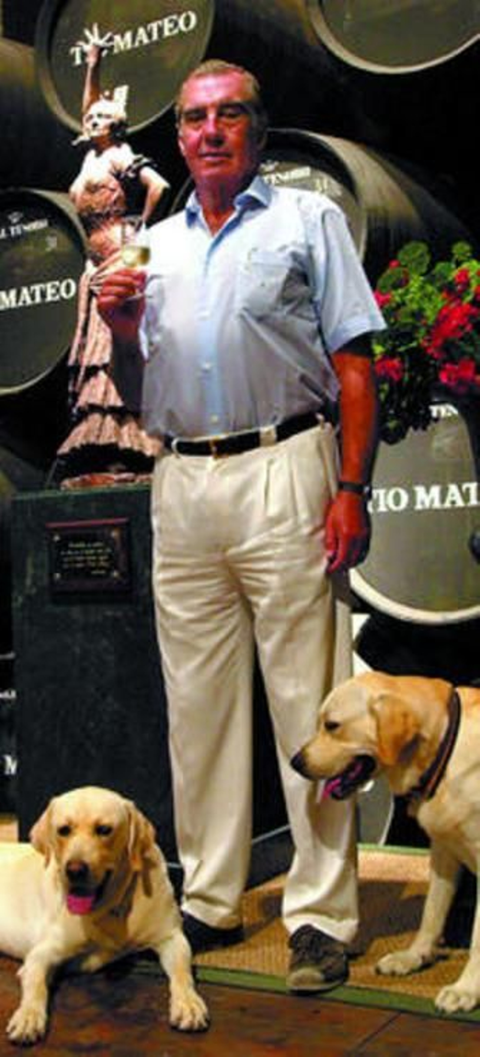 El desaparecido Pepe Estévez, en una de sus bodegas, junto a sus perros.