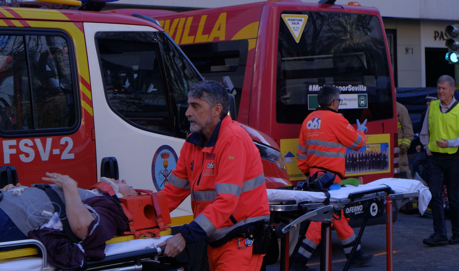 Imágenes del accidente de un microbús de Tussam en la Campana