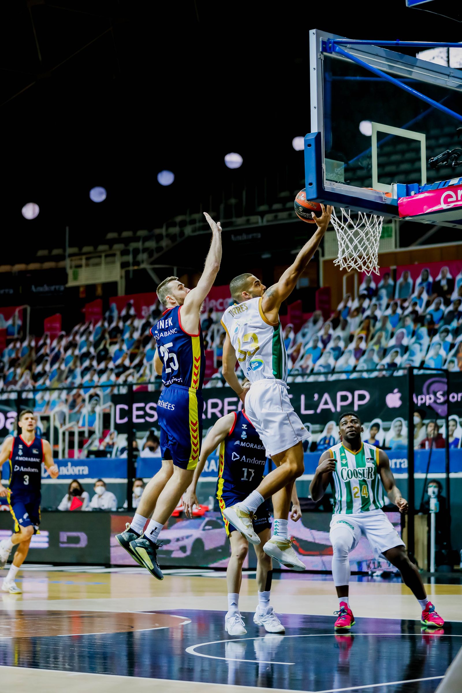 Mike Torres penetra ante Jelinek