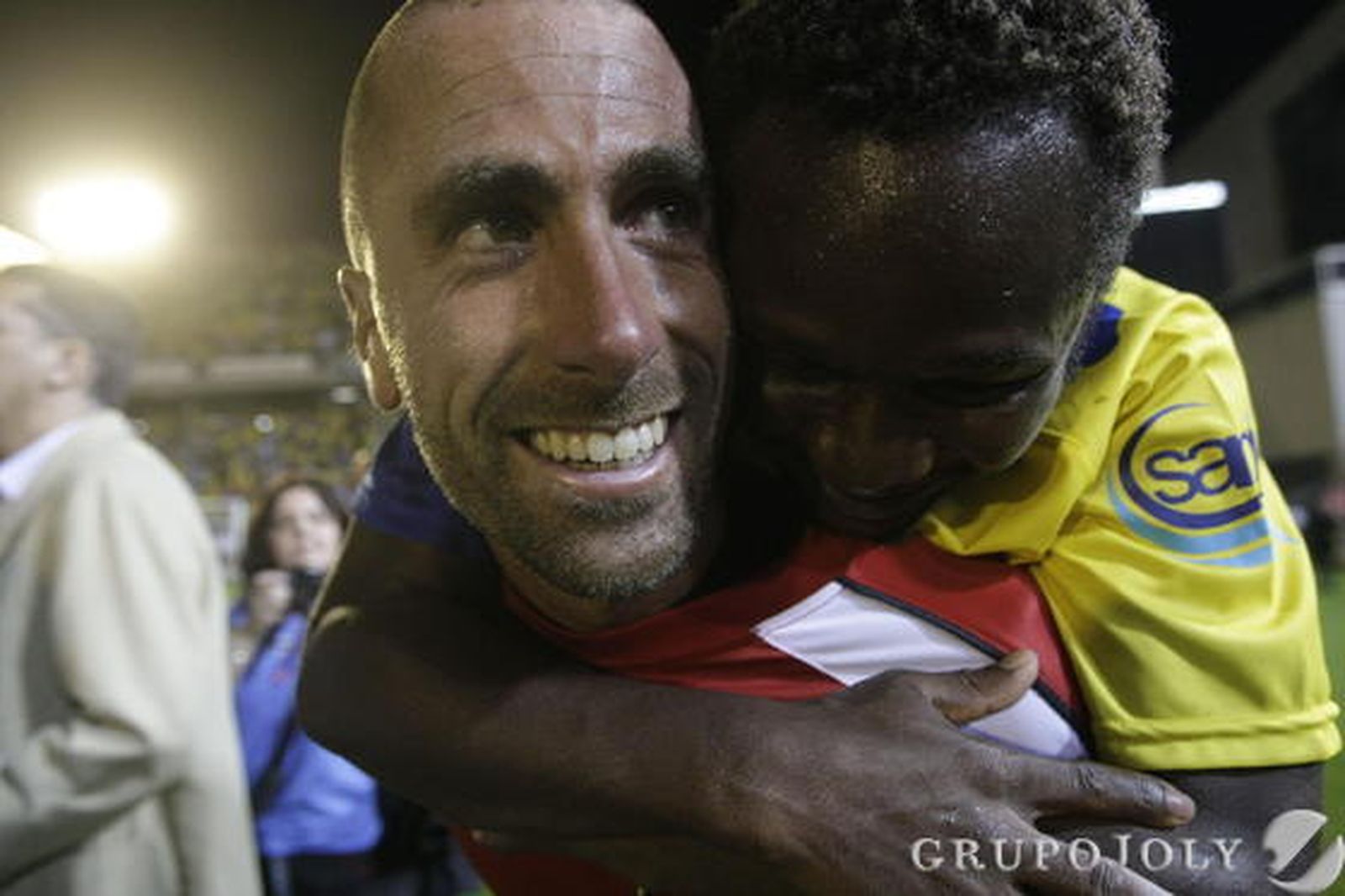 El nigeriano abraza a Aulestia. 

Foto: Julio Gonzalez
